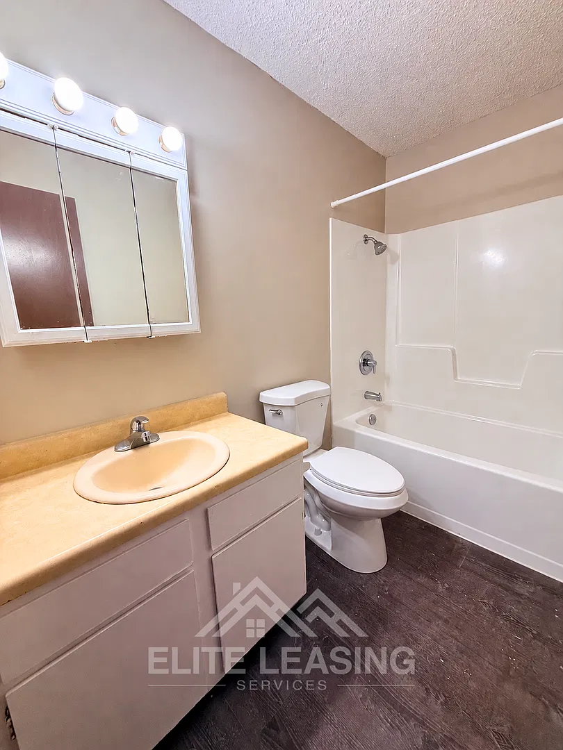 2119 SE 30th — Photo 2