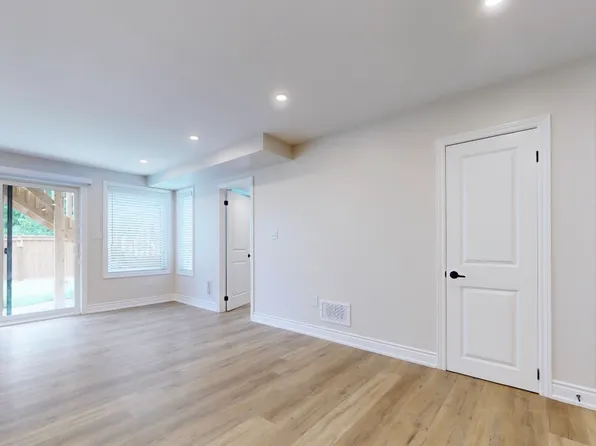 461 Thornborrow Ct #1, Milton, ON L9E 1T4