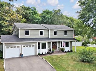 9 Pamela Dr, Ridge, NY 11961