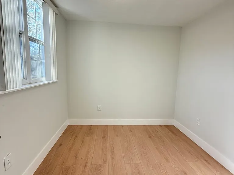 Valencia Apartments — Photo 11
