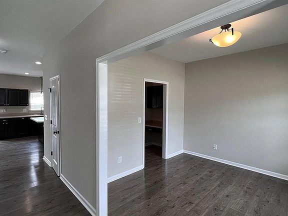 3rd image of 135 Rockland Dr