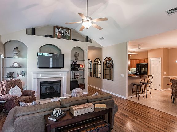 3rd image of 1093 Richmond Way