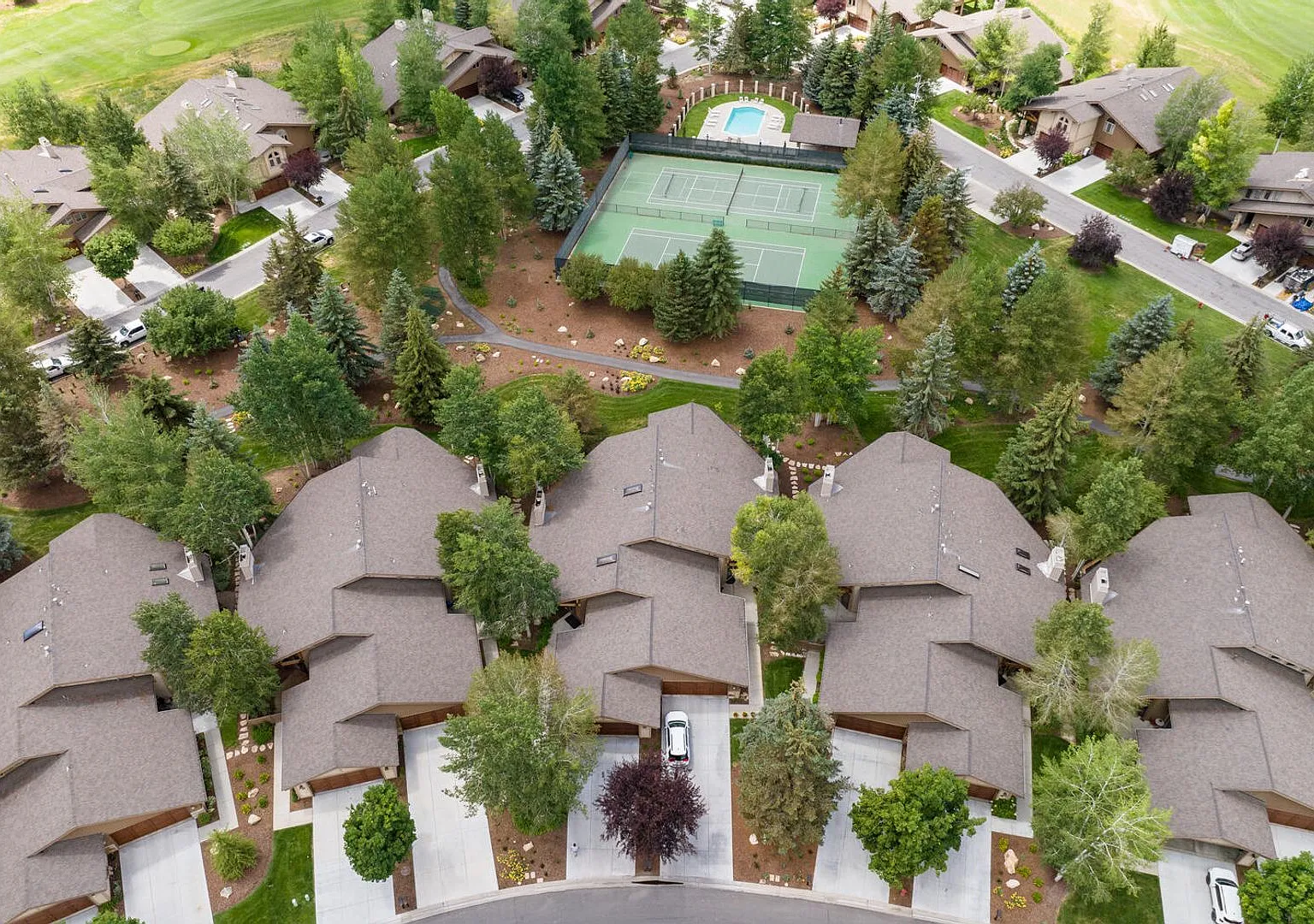 Rarely Available Cozy Park Meadows Townhome — Photo 4