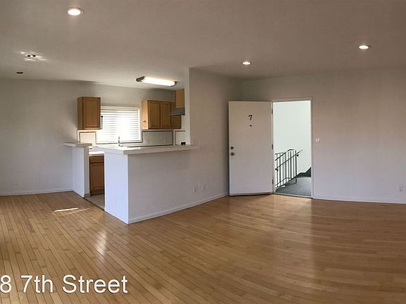 4th image of 918 7th St APT 7