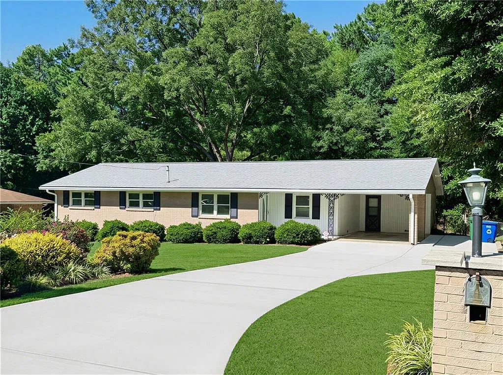 3 bed, 2.0 bath, 2168 sqft, $2,250 — Photo 3