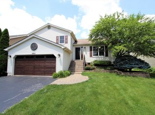 541 Beaconsfield Ave, Naperville, IL 60565