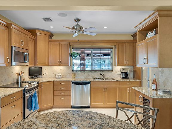 3rd image of 2725 SE 5th Court