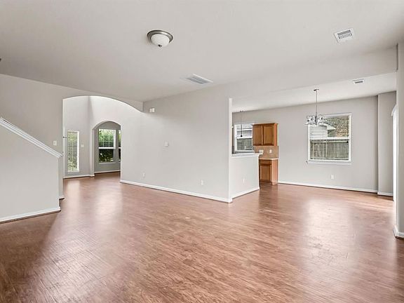 3rd image of 996 Oak Glen Dr