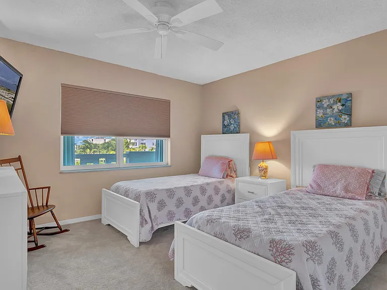 4049 Ocean Dr #201 — Photo 18