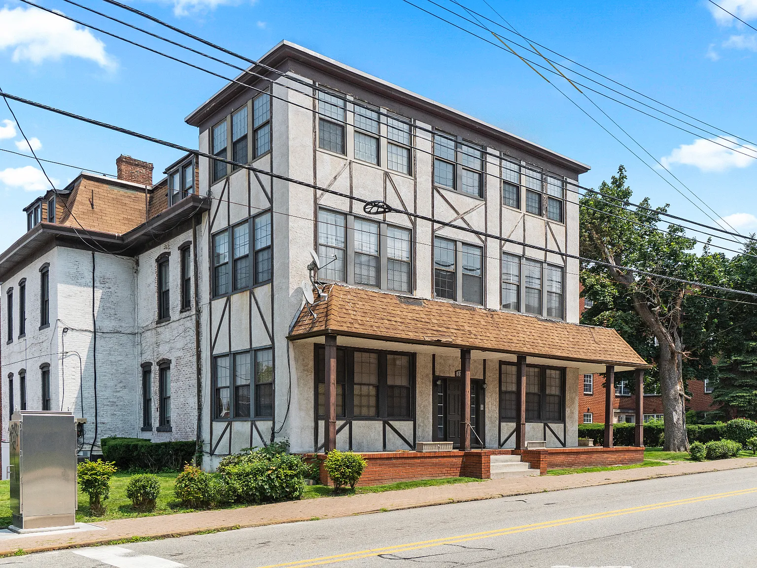 Charming Tudor Apartments on Walnut Street — Photo 2