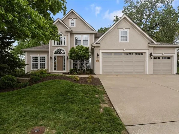 10200 Magnolia Ln, Parkville, MO 64152