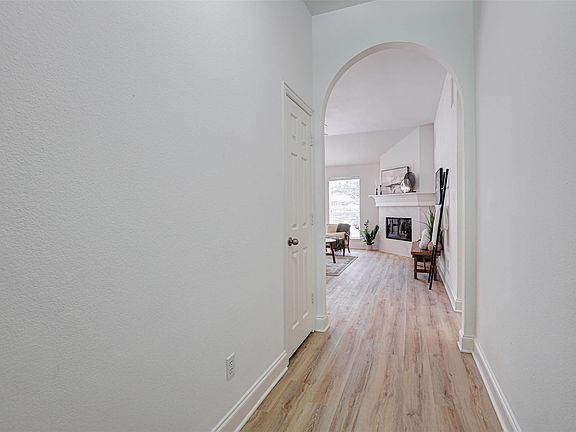 4th image of 512 Surry Ct