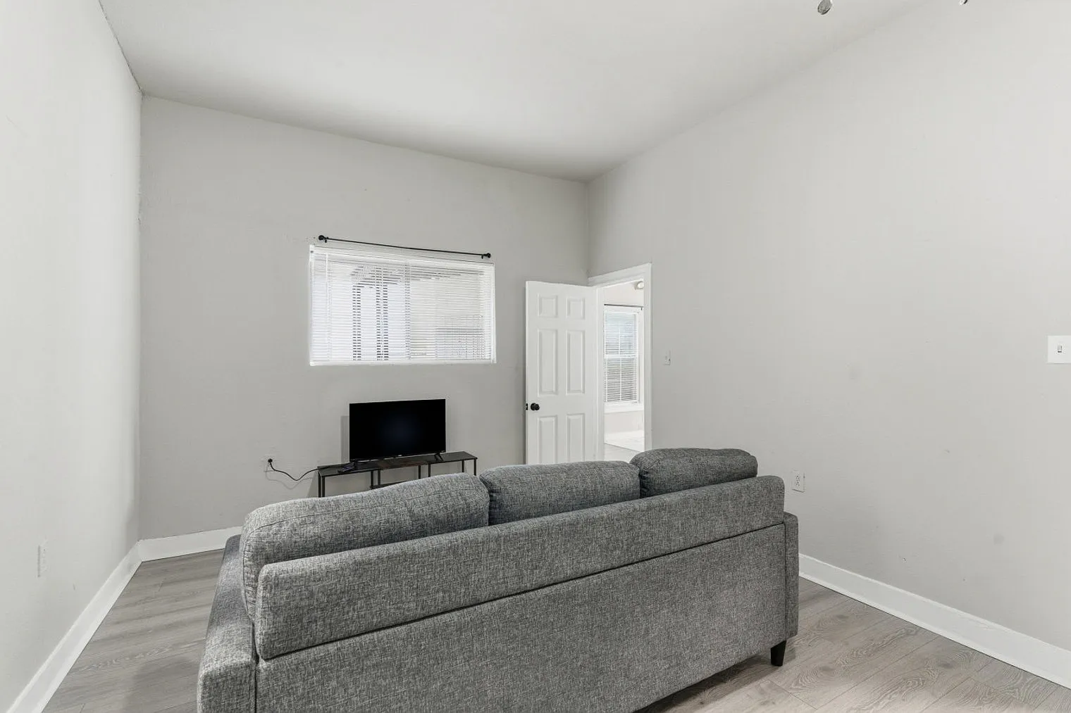 2 bed, 1.0 bath, 1969 sqft, $4,957 — Photo 3