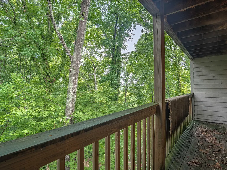 323 Edgewater Ln — Photo 12