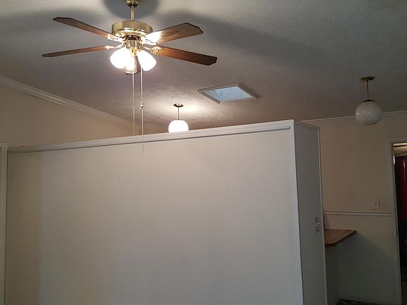 5th image of 984 Martha Dr