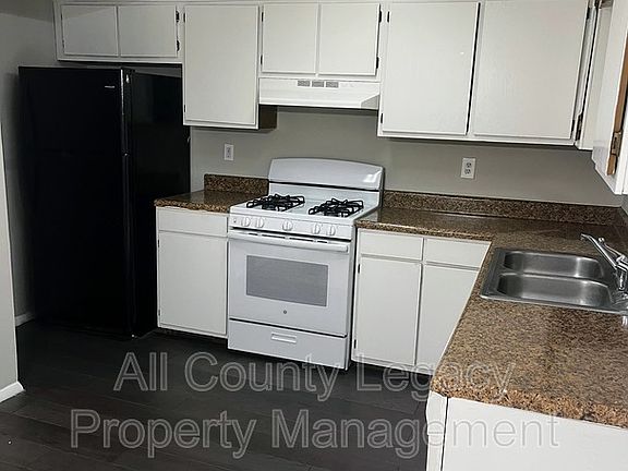 4th image of 2942 Spruce Cir
