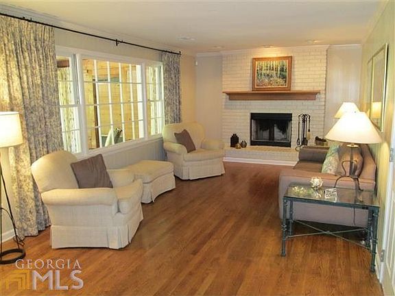 4th image of 889 Bradford Ct