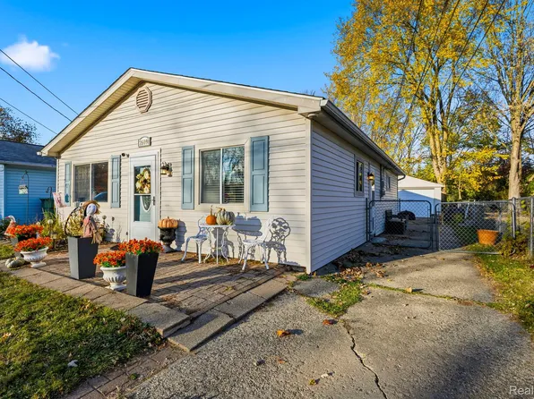 26091 Clear St, Harrison Township, MI 48045