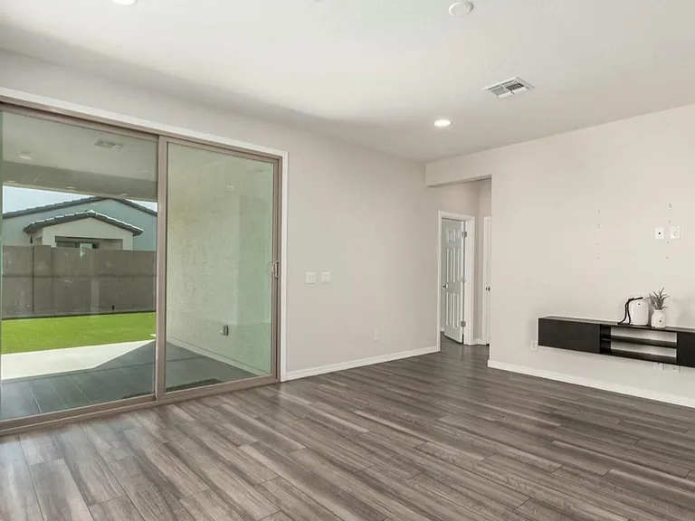 5721 W Getty Dr — Photo 4