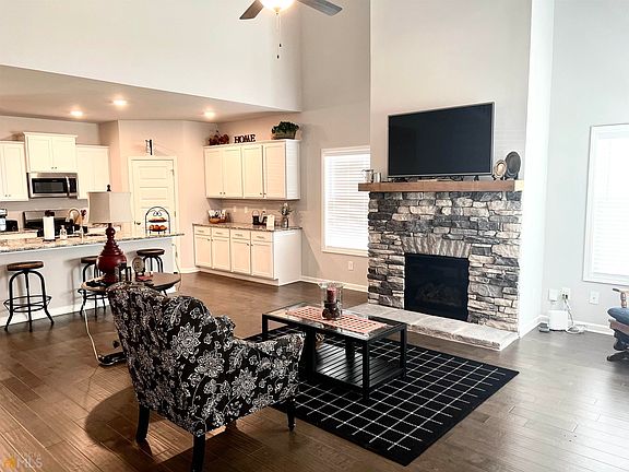 3rd image of 260 Southridge