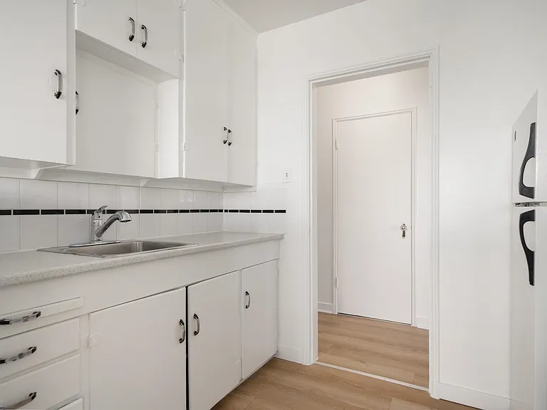 735 Royal Ave #105 — Photo 9