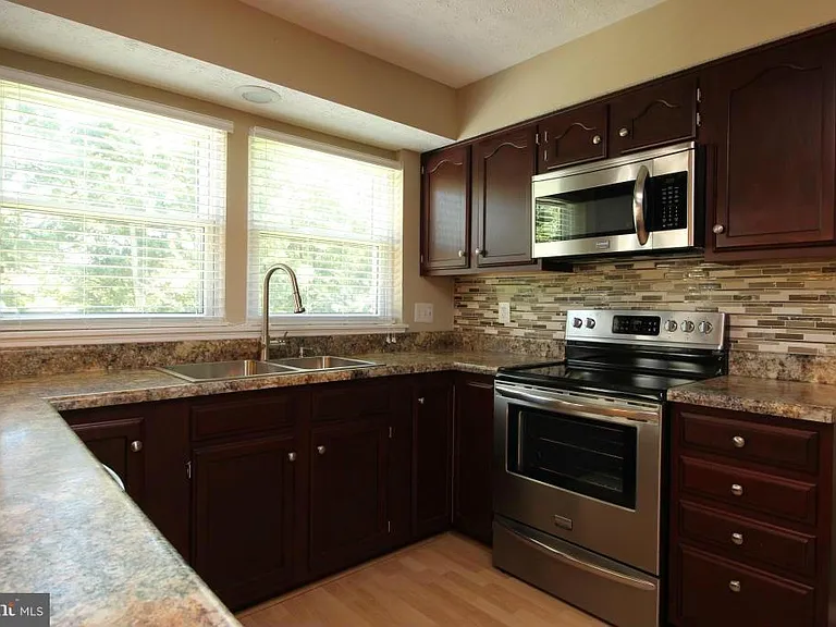 66 Larkwood Ct — Photo 14