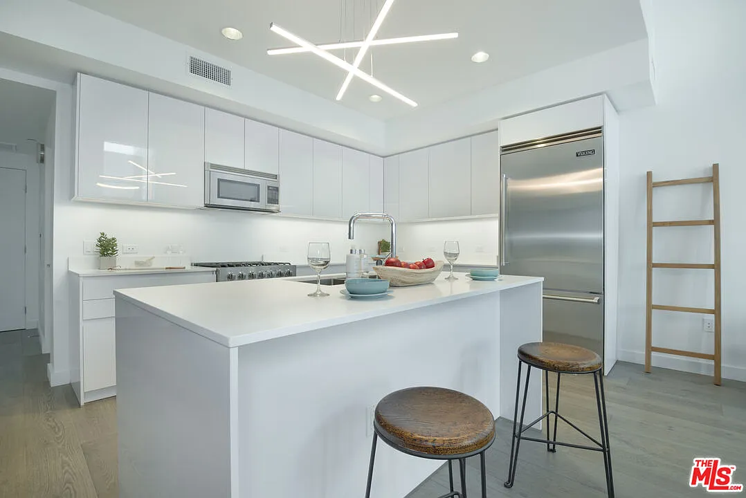 3 bed, 3.0 bath, 1660 sqft, $6,850 — Photo 2