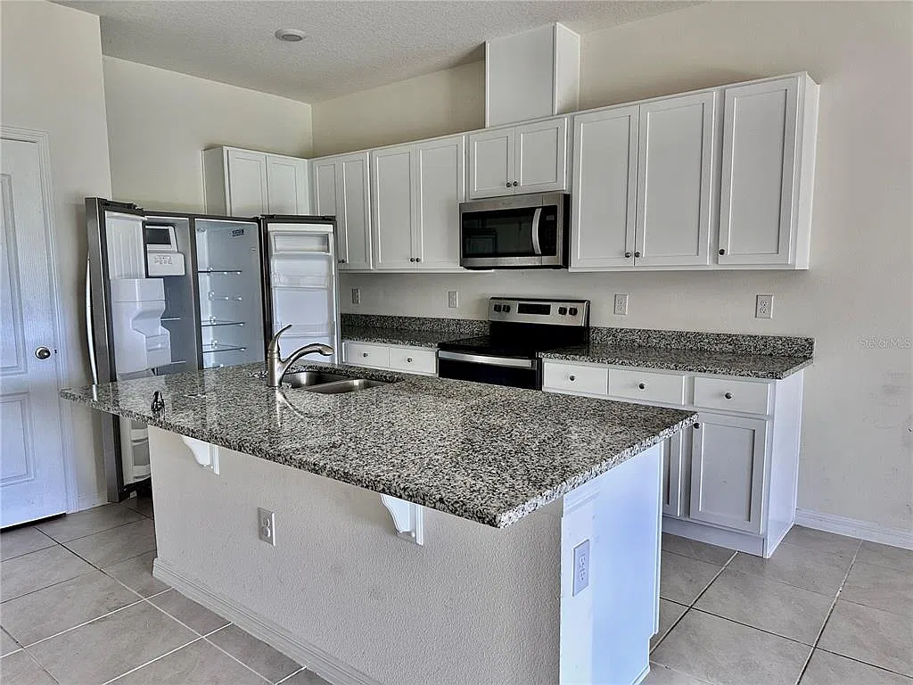 3 bed, 2.5 bath, 1660 sqft, $1,900 — Photo 2