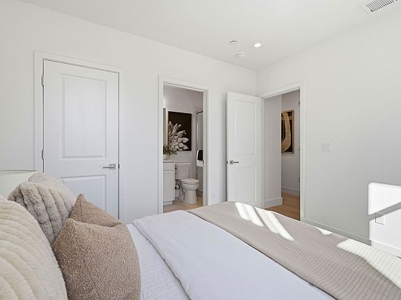 4th image of 2757 Oak Rd #132