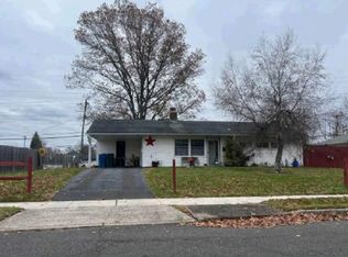 42 Gun Rd, Levittown, PA 19057