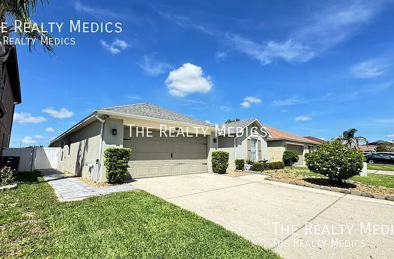 1040 Elderberry Dr — Photo 2