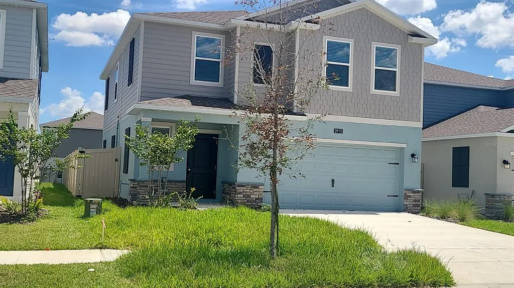 5 bed, 2.5 bath, 2112 sqft, $2,400 — Photo 3