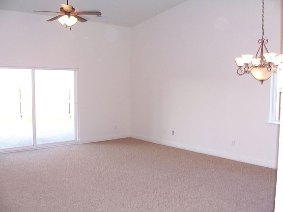 Large Grt Rm & Dining Nook