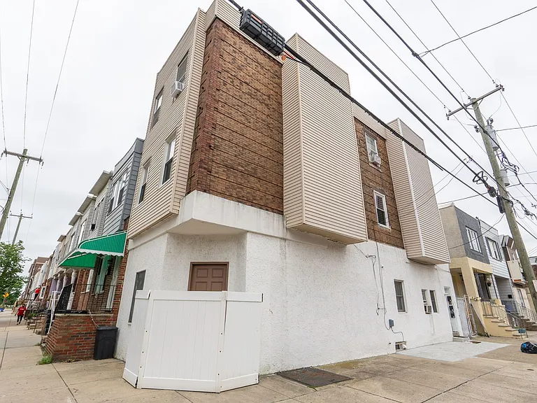 2400 S 4th St — Photo 1
