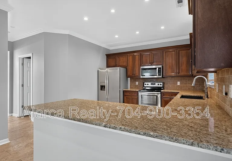 17420 Baldwin Hall Dr — Photo 3