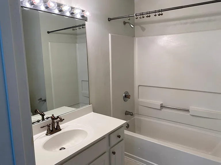 1028 Thornborough Dr — Photo 18