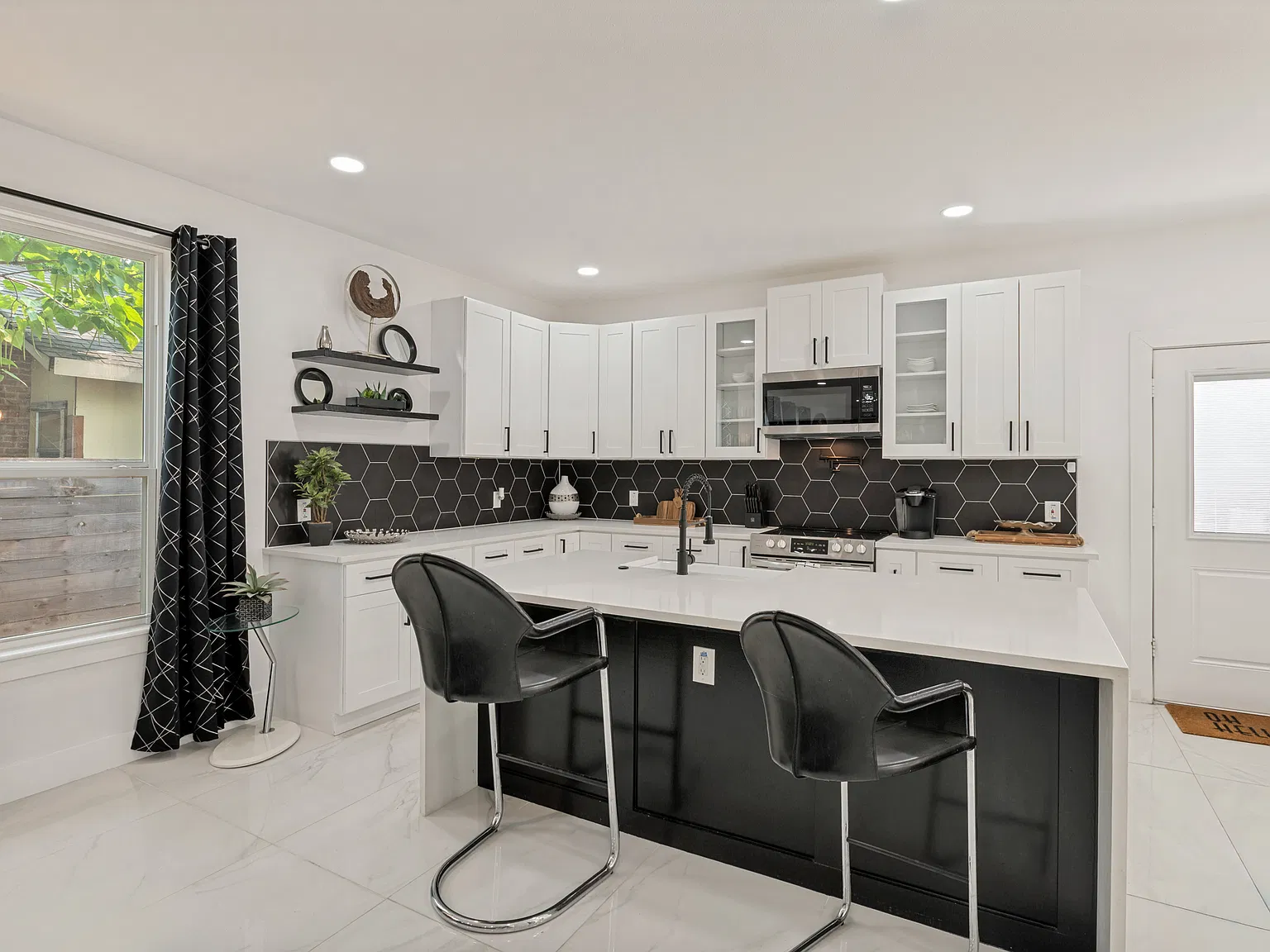 4 bed, 2862 sqft, $5,100 — Photo 4