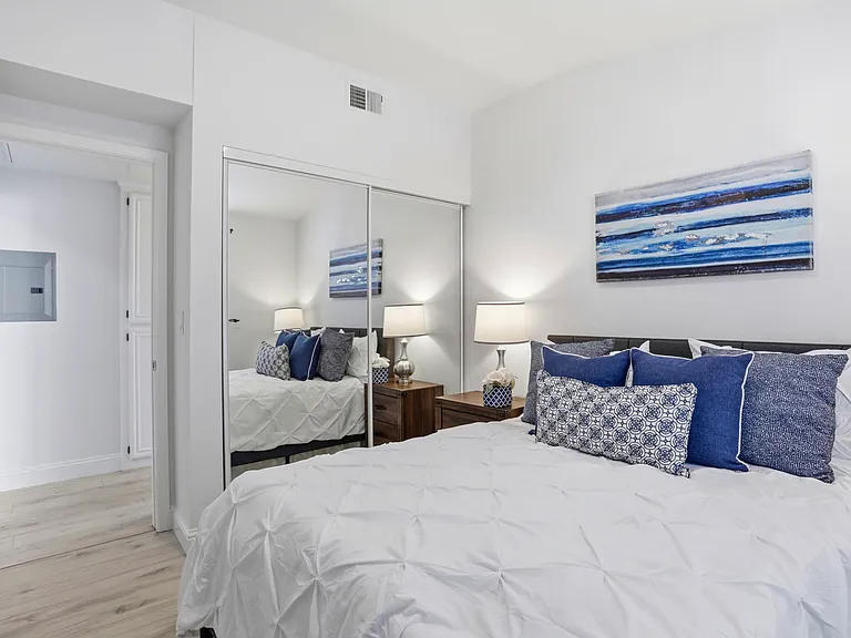558 Manhattan Pl — Photo 24