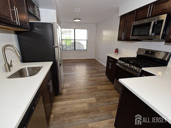 5th image of 302 Hidden Village Dr