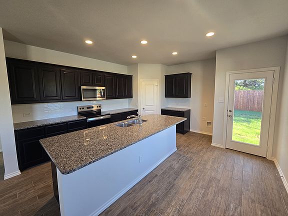 4th image of 3105 Yellow Pine Dr
