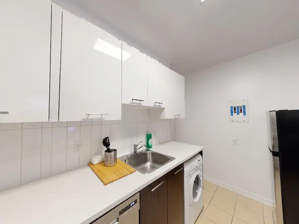 233 Nepean St #5, Ottawa, ON K2P 0B7