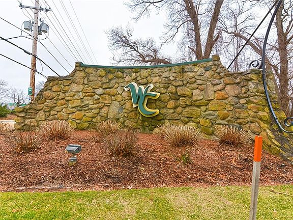 3rd image of 915 Stratford Ln