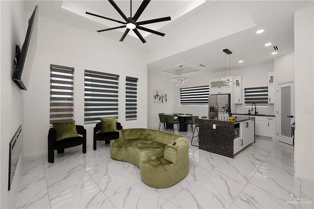 3 bed, 2.0 bath, 1400 sqft, $2,600 — Photo 4