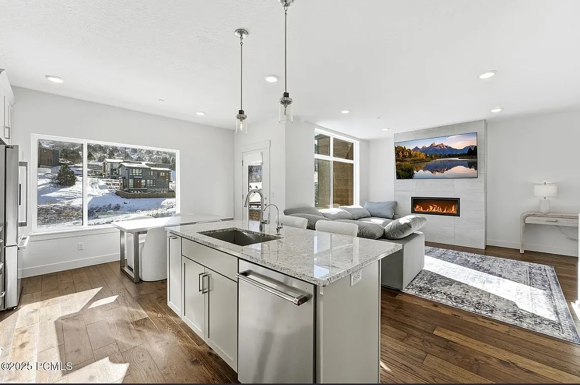 2 bed, 1794 sqft, $4,100 — Photo 2