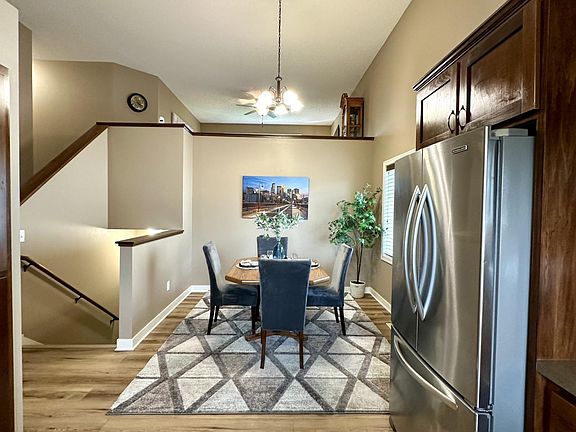 5th image of 127 Robinson Dr