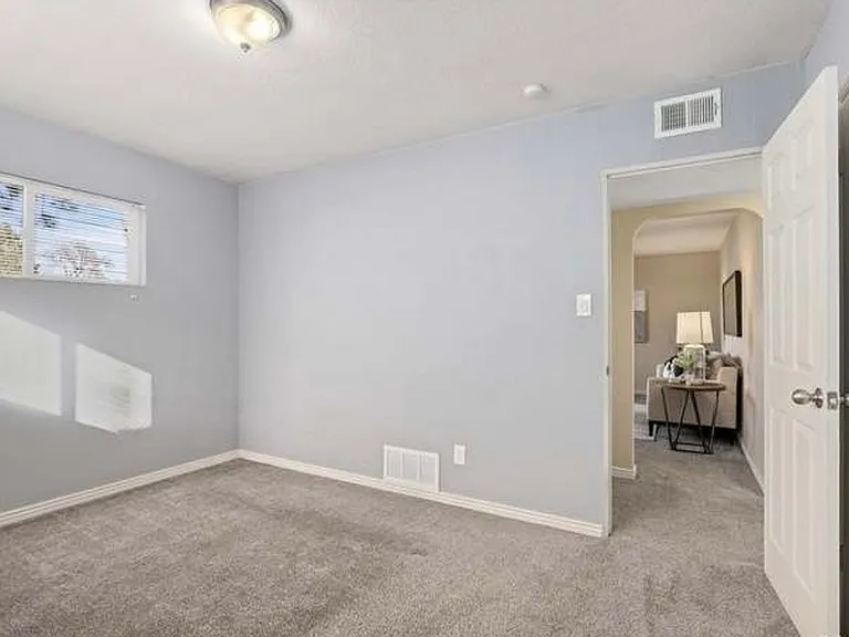 1050 Locust Pl — Photo 10