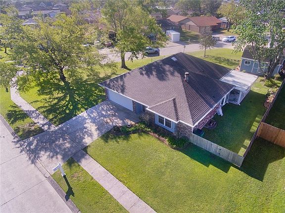 3rd image of 798 Fairway Dr