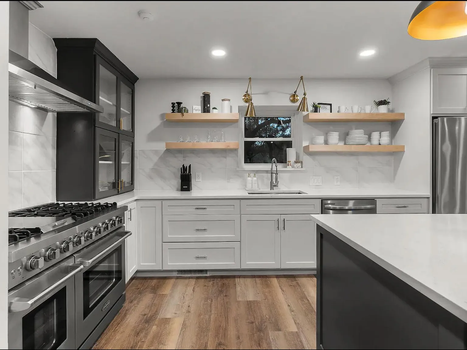 6873 Greenwich Ln — Photo 2