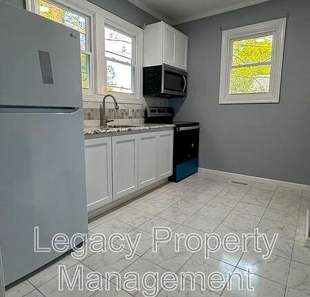 3rd image of 1110 Star St