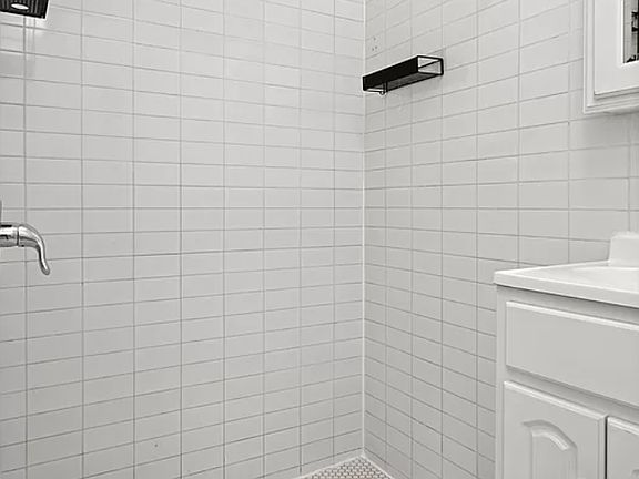 4th image of 227 Mott St APT 9